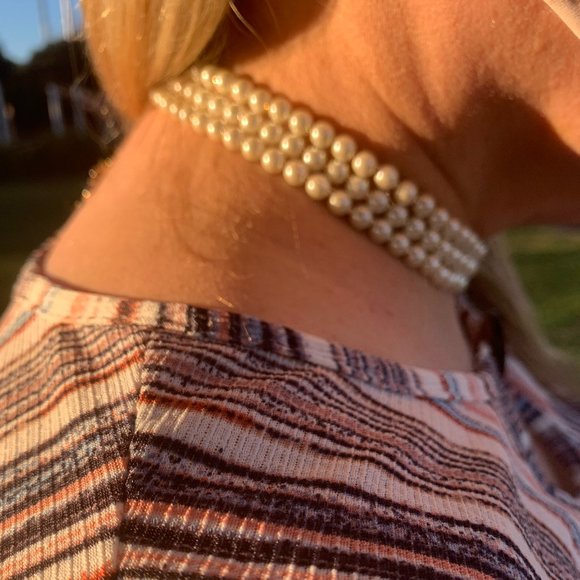 White bead Choker with clasp Simple & Elegant, best offer excepted - Picture 2 of 3